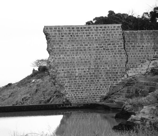 Detalle del muro derruido