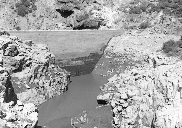 Muro primitivo con embalse casi vacío [SGOP]