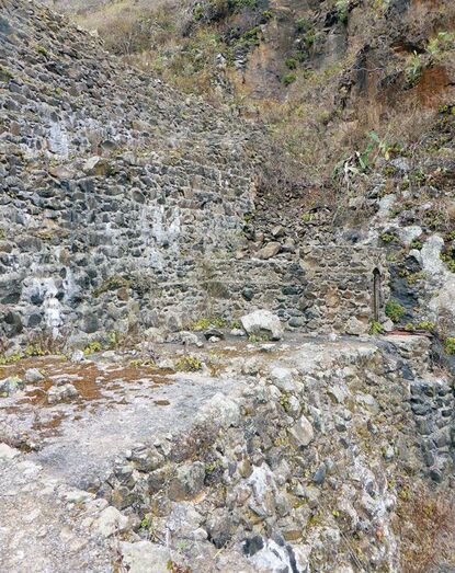 Escalonado irregular y estricto del estribo izquierdo