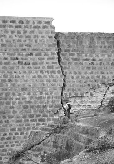 Detalle de una de las grietas del muro