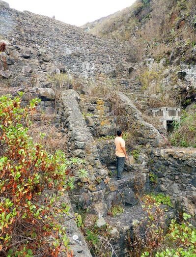 Canal escalonado para los vertidos por coronación