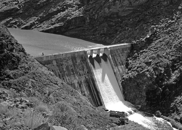 Caidero de la Niña con embalse lleno y vertiendo (FSM)