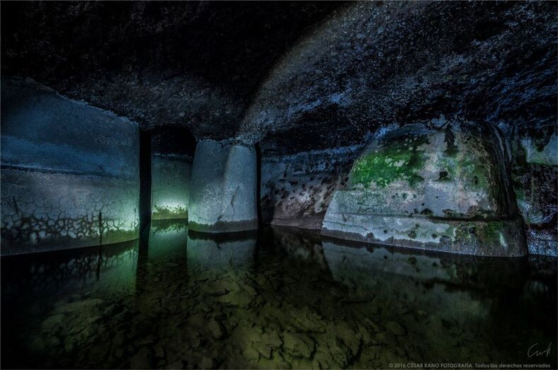 Estanque en cueva [César Kano]
