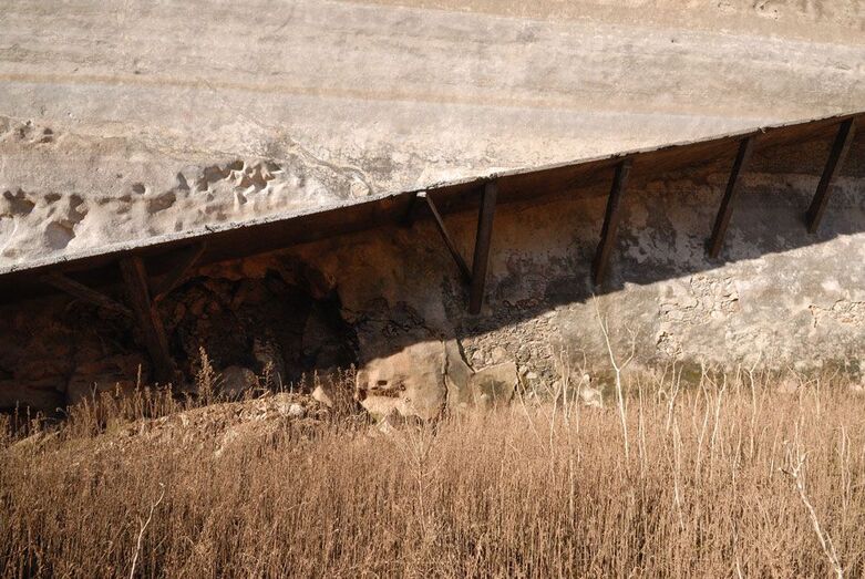 Detalle muro lateral de la presa y rampa.