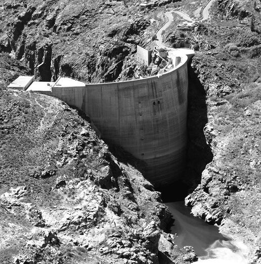 Contemplación de lo construido -presa bóveda de Soria- con 'charco'