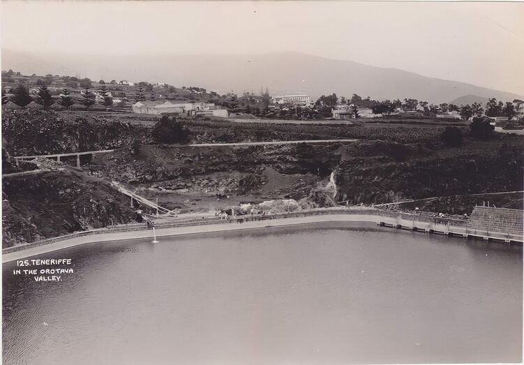 Construcción de la parte alta de la presa con andamios flotantes [MJMM]