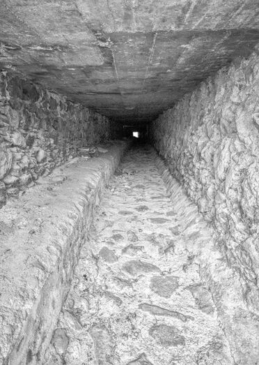 Canal en túnel con lumbreras de 83,5 m de longitud bajo uno de los estanques de barrial [JG]