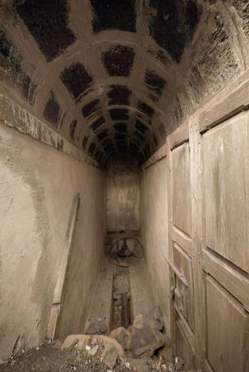 Interior de la amplia galería de fondo