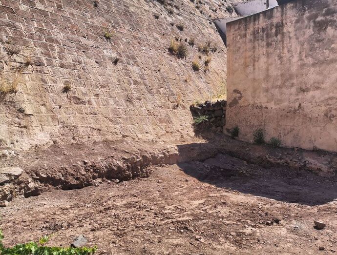  Excavaciones a pie de presa han dejado al descubierto el muro primitivo de Chira (JG)