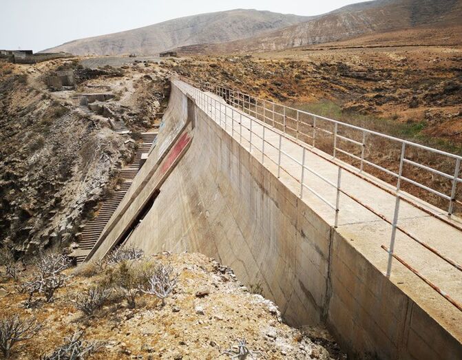 Muro de presa, escalinata, obras auxiliares, escombros y barandilla de seguridad (JG)