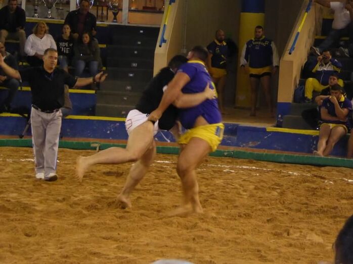 El árbitro Francisco Candelaria en una de las amonestaciones a los puntales Fafi Martín Castro Morales y Añaterve Areu Maninidra