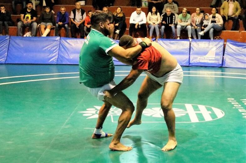 Agarrada enrtre Áklvro Dñeniz Estrella20 y Tino González Pollo de Buen Lugar Foto Pedro Reyes