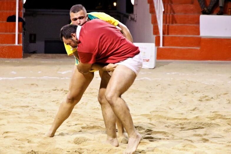 Agarrada entre Moisés Pérez Pollo de Buen Lugar y Kevin Acosta Unión Gáldar. Foto Pedro Reyes