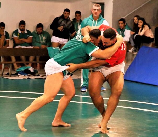 Agarrada entre Samuel Rodriguez Gomerito III y Tino González Pollo de la Herradura foto Pedro Reyes