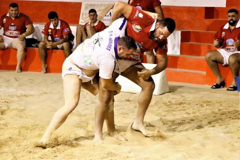 Agarrada entre Tino González Pollo de la Herradura y Ricardo Rodríguez Medianito IV. Foto Pedro Reyes