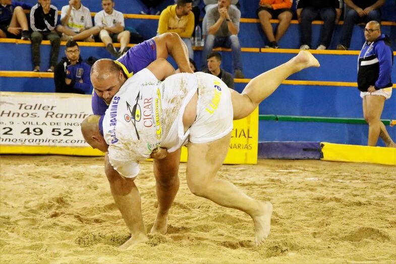 Efrain PereraManinidra tumba Jonay Alemán Unión Agümes. Foto Pedro Reyes