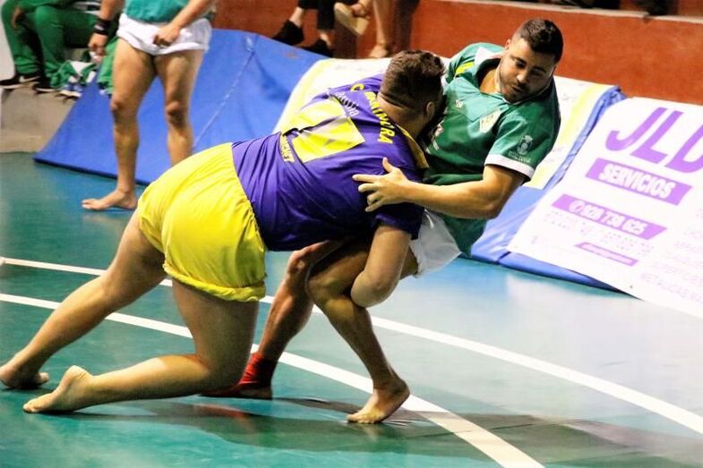 El juvenil Saúl Jiménez Maninidra tumba a Manuel20 Angel Rodríguez Estrella.Foto Pedro Reyes