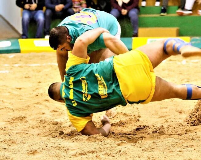 Eusebio Ledesma Maxorata tumba a Kevin Acosta Unión Gáldar. Foto Pedro Reyes