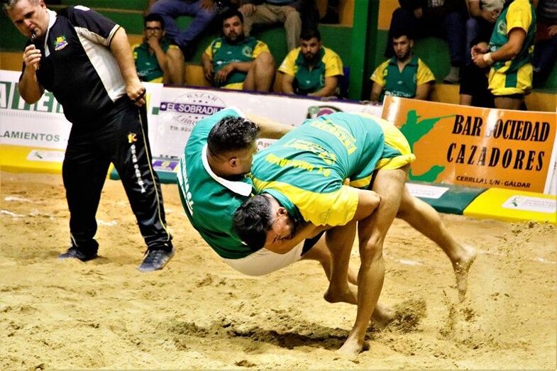 Ismael Deniz Pollo de Mya IV tumba a Carmelo Rodríguez del Toro. Foto Pedro Reyes