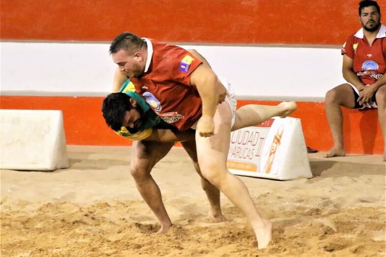 Ismael Déniz Pollo de Moya IV Unión Gáldar vence a Tomás del Toro Pollo de Buen lugar. Foto Pedro Reyes