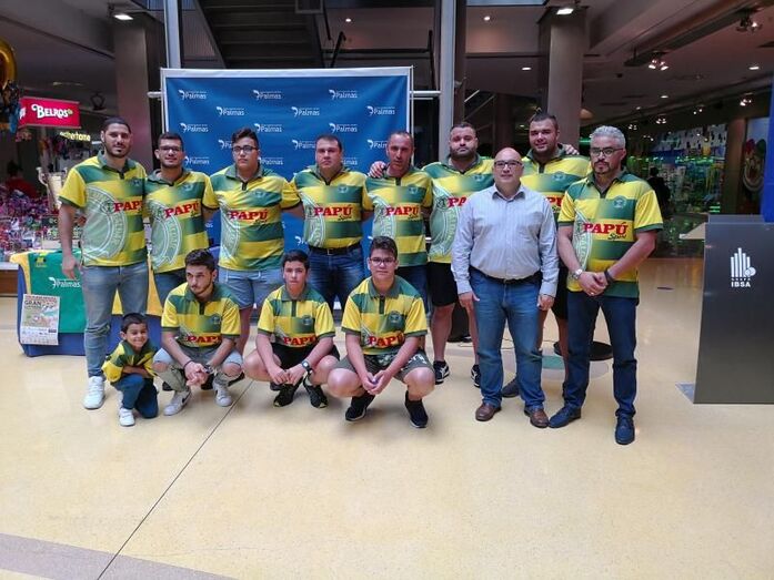 José Ramón Amondarrain Raycoi Ramírez y plantilla del Unión Gáldar con su patrocinador CC y de Ocio 7 Palmas