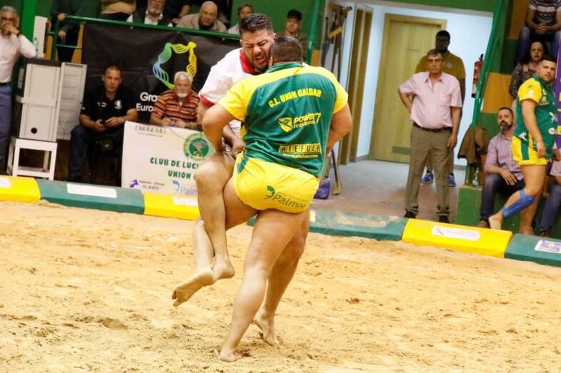 Kevin20 Acosta Unión Gáldar puede con Añarteve Abreu Tijarafe Guanche. Foto Pedro Reyes