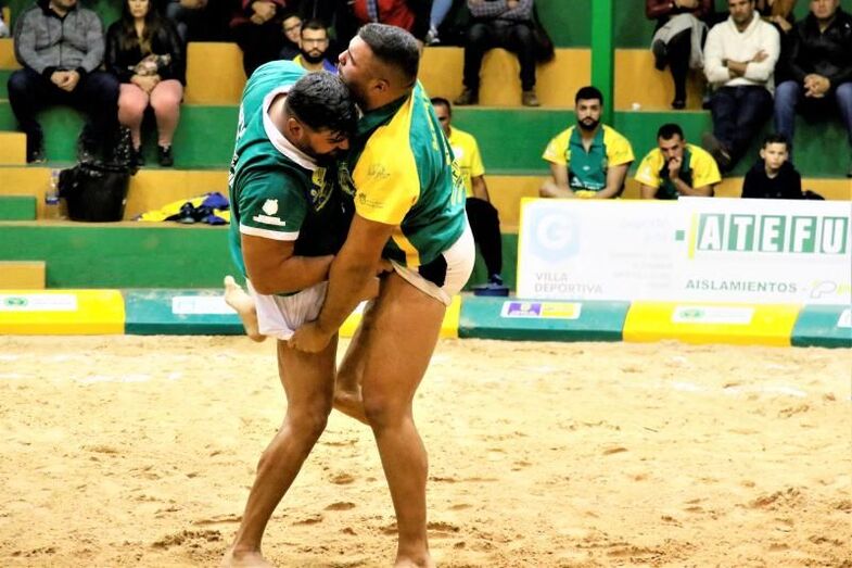 La cadera de Álvaro Deniz define sobre Kevin Acosta. Foto Rita Guzmán