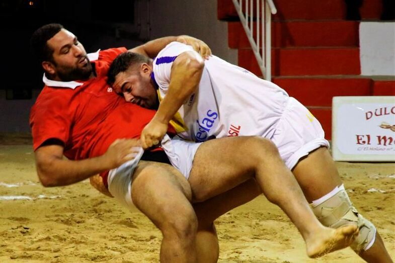 Poderosa tronchada de Ricardo Rodríguez Medianito IV20 para tumbar a Agustín González Pollo de la Herradura. Foto Pedro Reyes