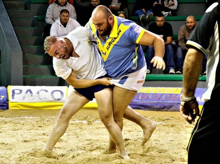  Adrián Lozano tumba por paRdelera a Acoidán Sánchez. Foto Pedro Reyes