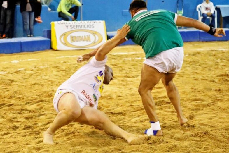 Álvaro Déniz Pollo de Moya III del Estrella tumba a Jonay Alemán del Unión Agüimes Cicar. Foto Pedro Reyes