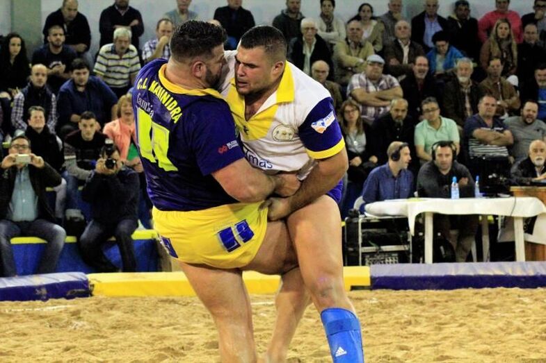 01Agarrada entre Añarteve Arbeu Maninidra y Kevin Acosta Uniòn Gáldar. Foto Rita Guzmán