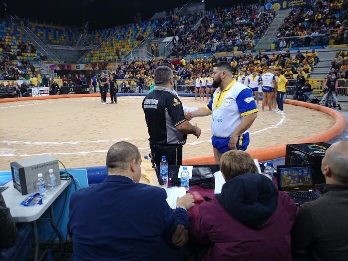 4 Capitanes y arbitro en la mesa federativa