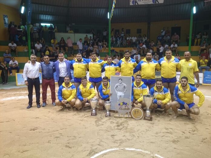 8 U Galdar con los trofeos conquistados copia
