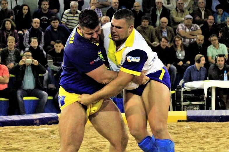 Agarrada entre Añaterve Abreu Maninidra y Kevin Acosta Unión Gáldar Foto Rita Guzmán