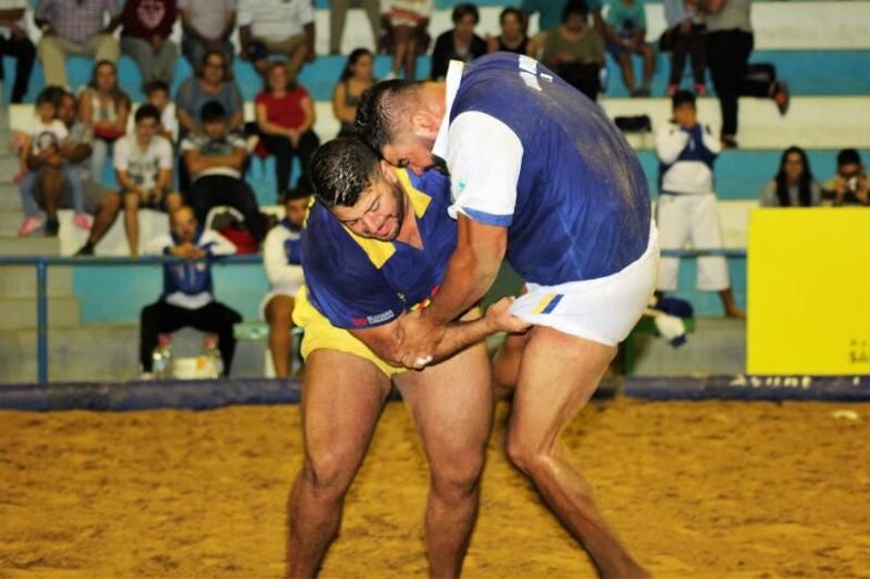 Agarrada entre Añaterve Abreu Maninidra y Álvaro Déniz Unión Sardina foto Pedro Reyes