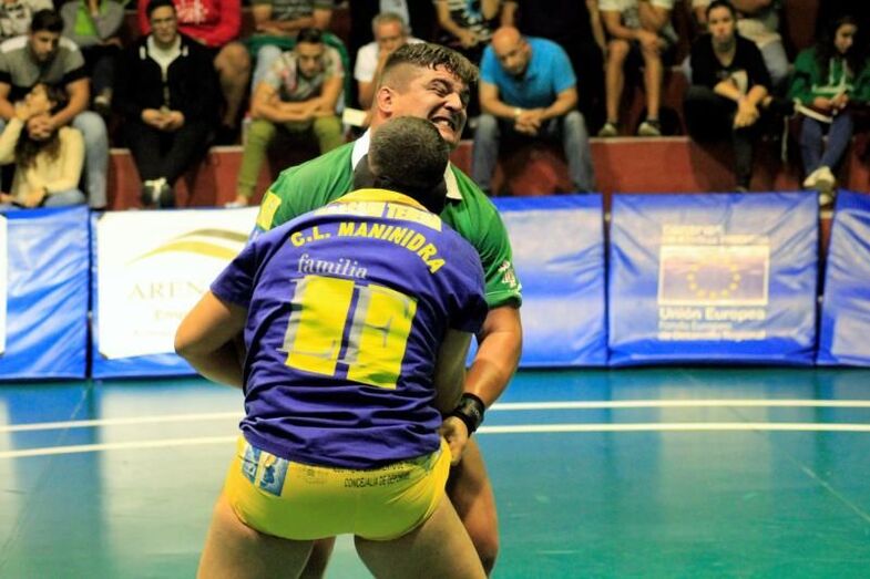 Agarrada entre Joan Lajo Estrella y Arashai Tejera Maninidra.Foto Pedro Reyes