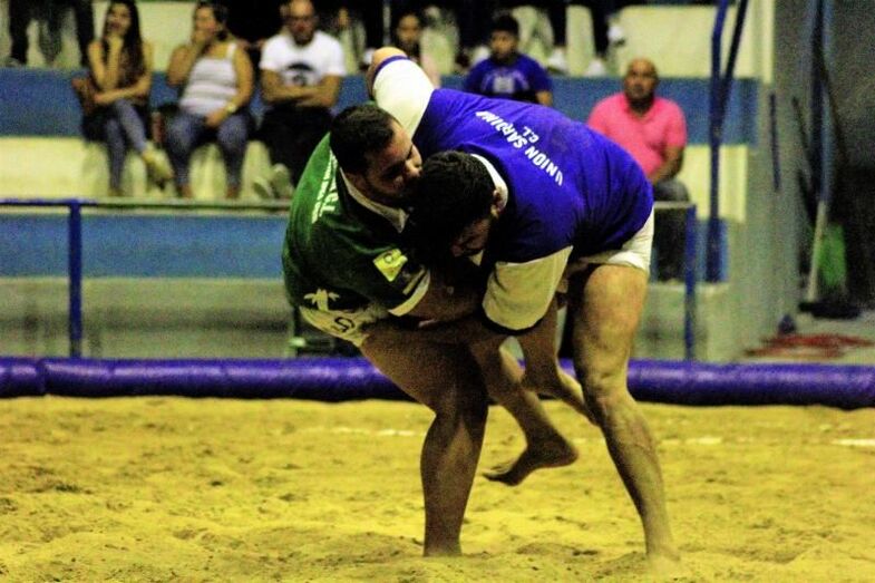 Agarrada entre puntales Álvaro Déniz Unión Sardina y Tino Gonzalez EstrellaFoto Rita Guzmán