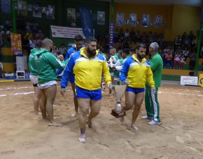 Estrella hace el pasillo de honor al Unión Gáldar por ganar la20 Copa de20 Fuerteventura
