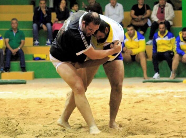 Foto Pedro Reyes agarran José Antonio Santana Castro Morales y Moisés Pérez Unión Gáldar