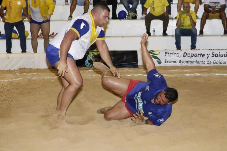 Kevin Acosta elimina a Elisier Gutiérrez y da el título al Unión Gáldar CC y de Ocio 7 Palmas. Foto Pedro Reyes
