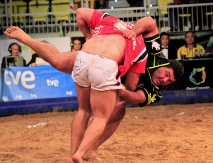 Los hermanos Ledesma en plena brega de la final