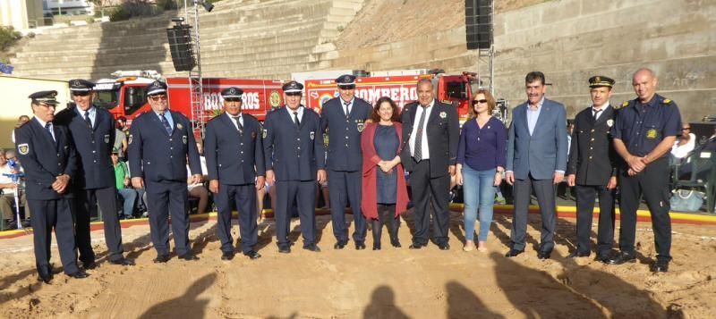 Luchadores Bomberos con autoridades