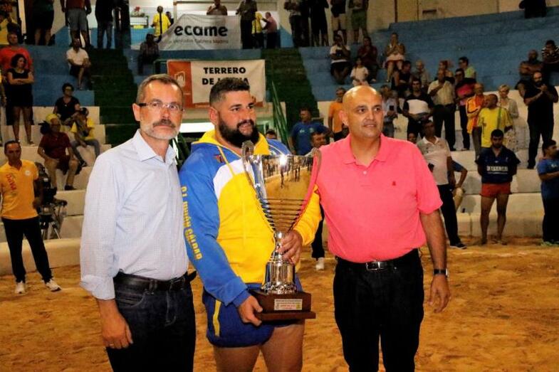 Marcial Morales presidente del Cabildo de Fuerteventura Airán Gordillo capitán del Unión Gáldar y Víctor Afonso presidente Federación de Fuertevenutra. Foto Pedro Reyes