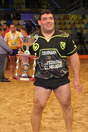 Marcos Ledesma con el trofeo de campeón