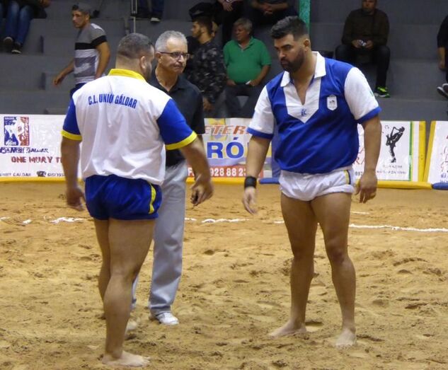 Rayco Santiago Unión Gáldar y Álvaro Déniz Pollo de Moya III Unión Sardina con el árbitro Isaac Guillén