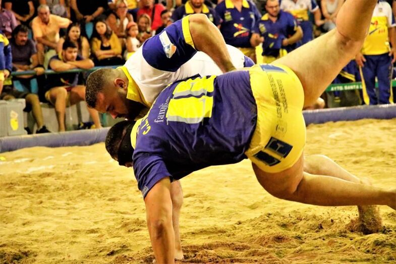 Rayco Santiago tumba a Arashai Tejera.Foto Pedro Reyes 1