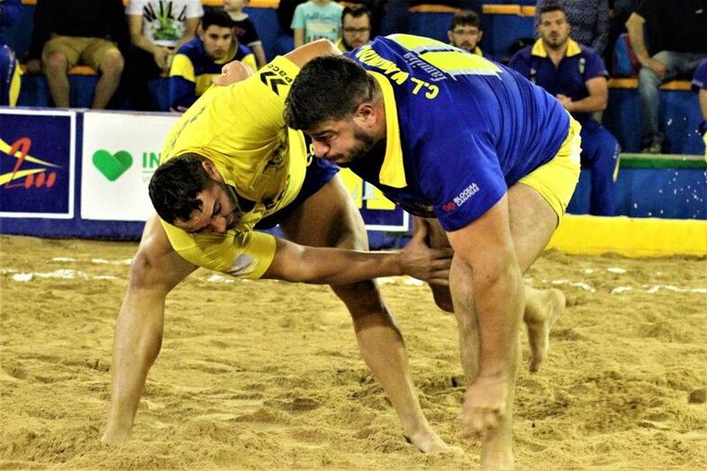 Ricardo Rodríguez Medianito IV Roque Nublo tumba a Añaterve Abreu Maninidra. Foto Pedro Reyes 1