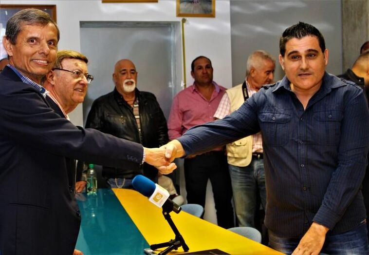 Sergio Urbiín20 da posesión a José Antonio Caballeroen la Federación de Lucha Canaria de Gran Canaria. Foto Pedro Reyes