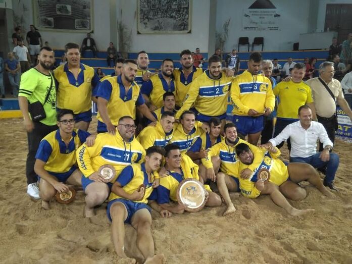 Unión Arinaga con el trofeo de campeón del Torneo de Lucha Corrida 2017. Foto Pedro Reyes