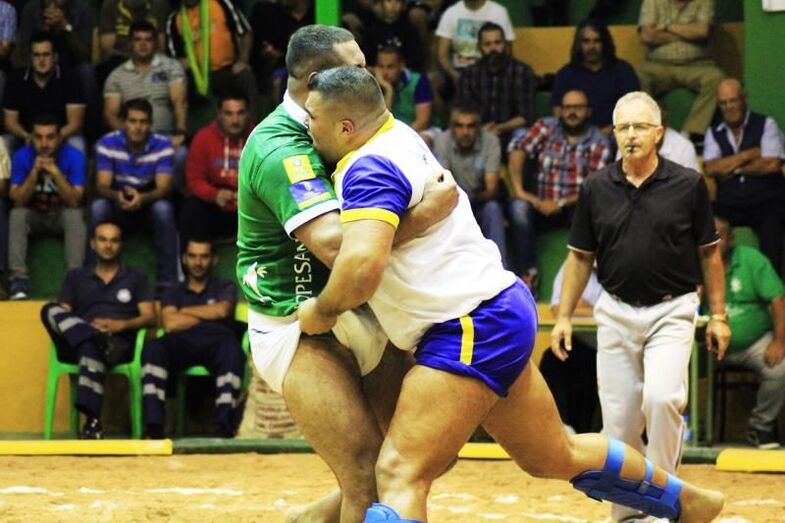 Kevin Acosta y Tino González luchada Gáldar y Estrellla (Foto Pedro Reyes)